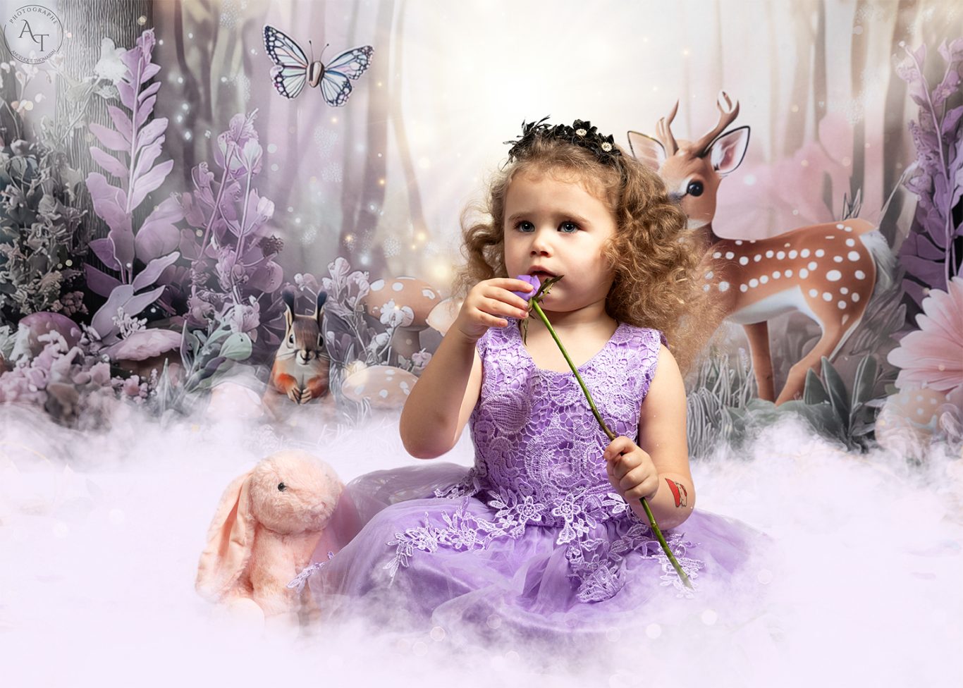 Rose Fille en robe violette, assise sur un sol brumeux, avec un jouet et des éléments magiques.